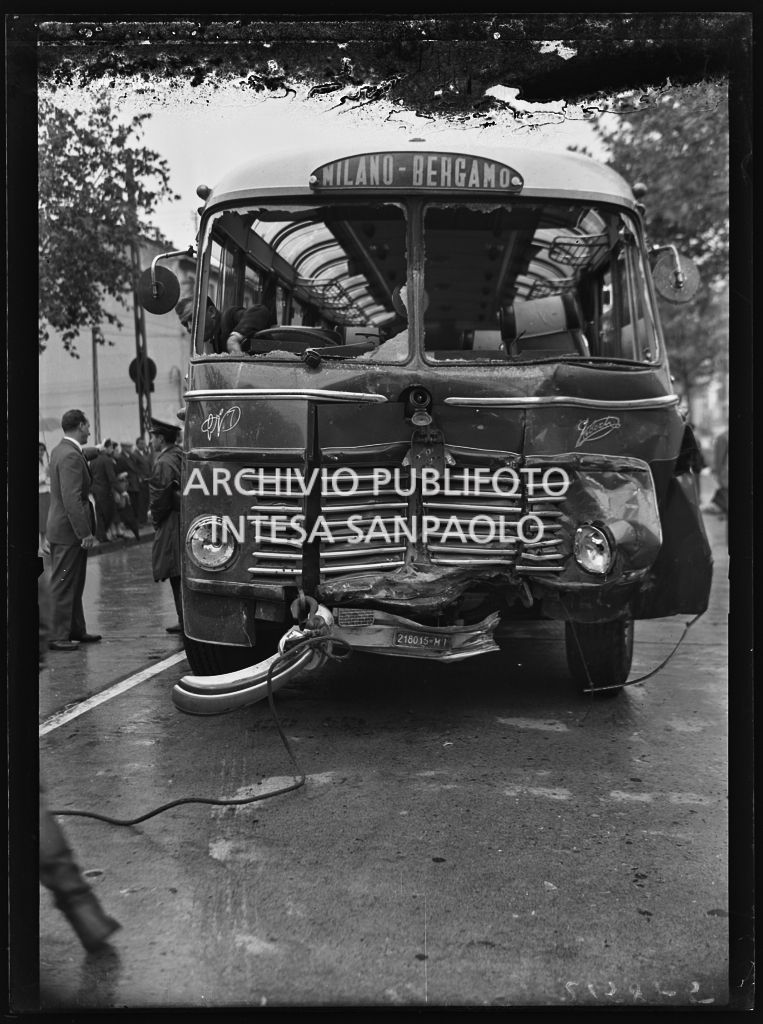 Danni subiti dal pullman della linea Milano-Bergamo in seguito allo scontro con un camion in viale Certosa a Milano<br>215875 bis