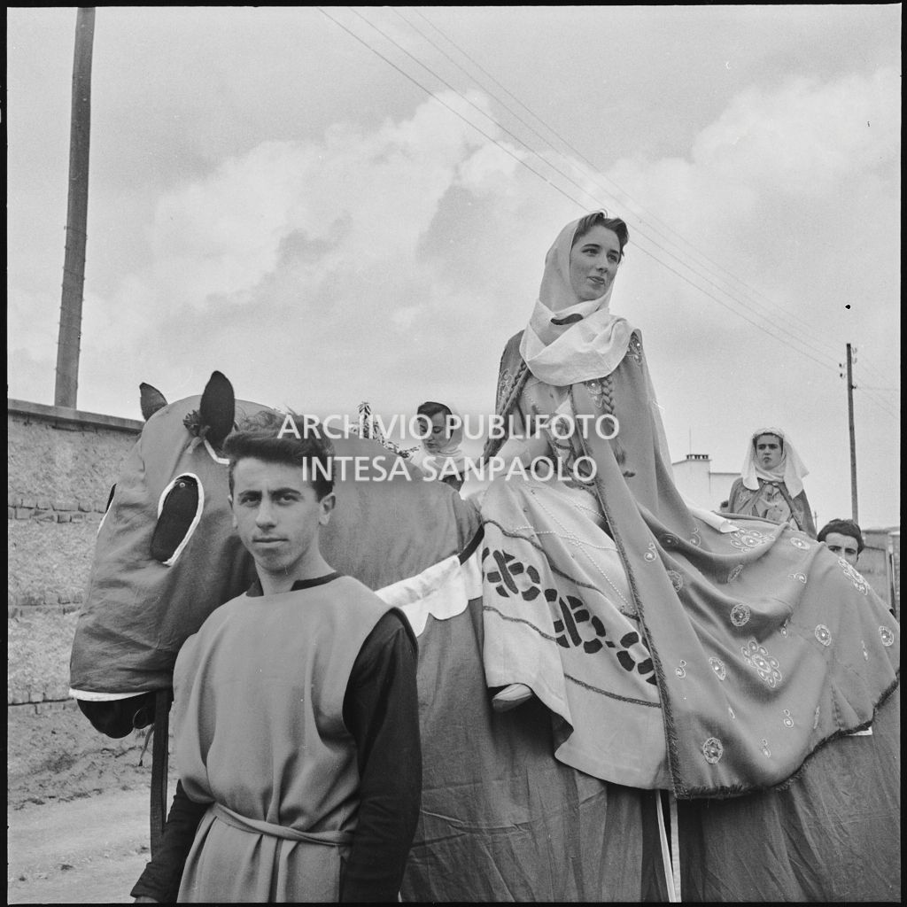 Una dama a cavallo per la rievocazione storica durante la sagra del Carroccio di Legnano<br>215876