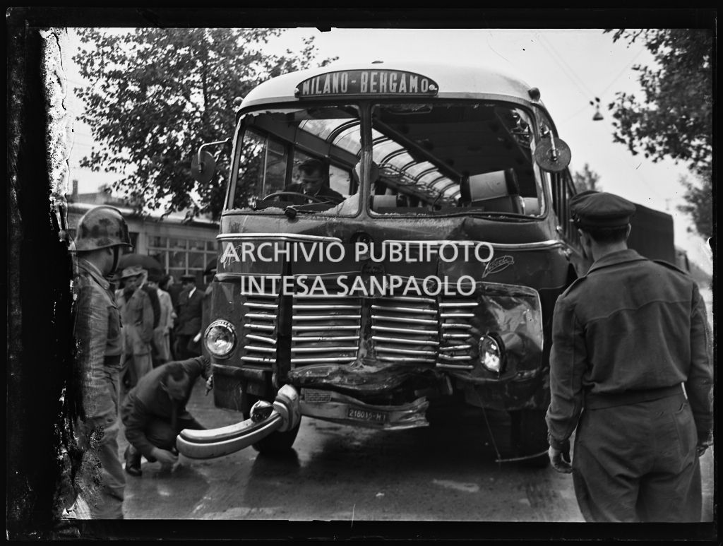 Danni subiti dal pullman della linea Milano-Bergamo in seguito allo scontro con un camion in viale Certosa a Milano<br>215876 bis