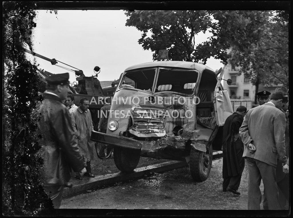 Danni subiti dal camion in seguito allo scontro con un pullman della linea Milano-Bergamo in viale Certosa a Milano<br>215877 bis
