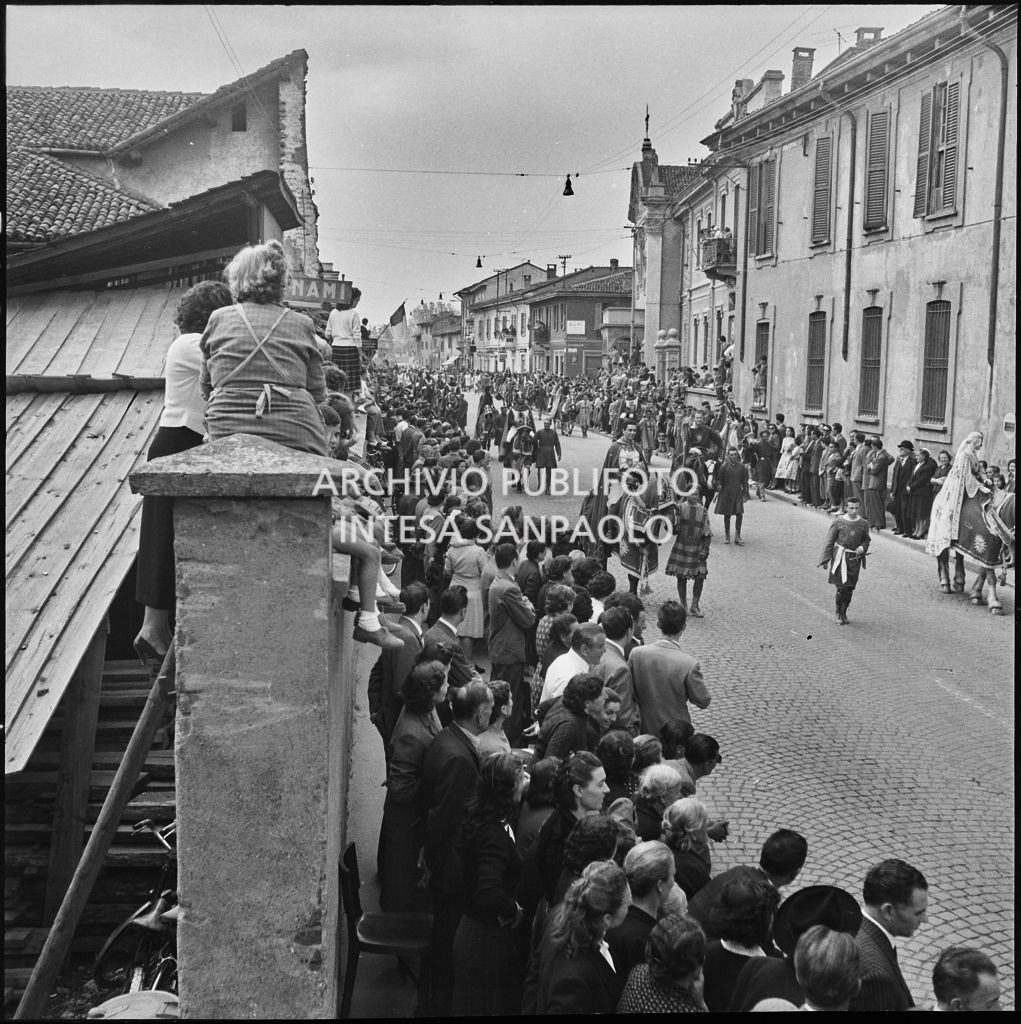 Rievocazione storica durante la sagra del Carroccio lungo le strade di Legnano gremite di spettatori<br>215879