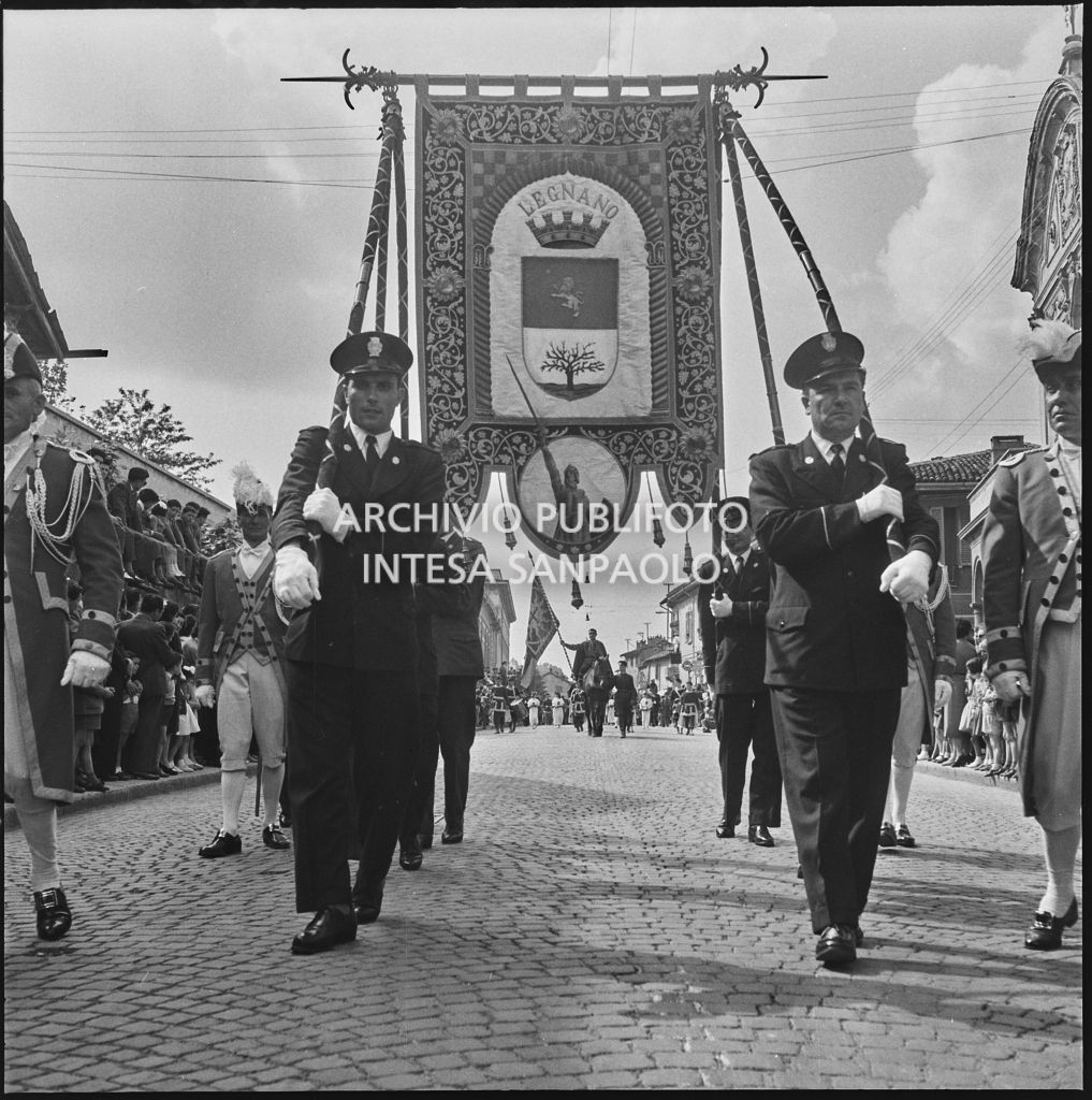 Lo stendardo della città di Legnano trasportato in occasione della sagra del Carroccio lungo le strade di Legnano gremite di spettatori<br>215880