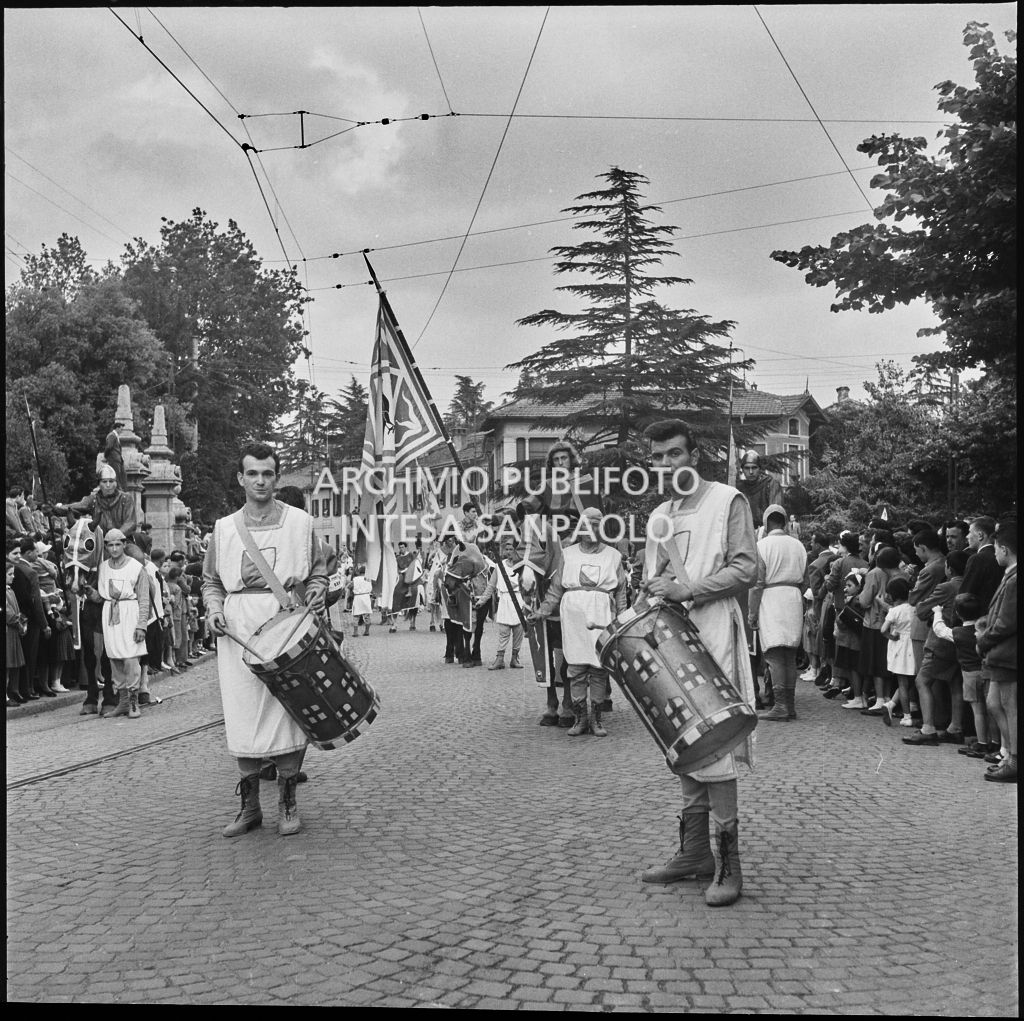 Rievocazione storica durante la sagra del Carroccio lungo le strade di Legnano gremite di spettatori<br>215881