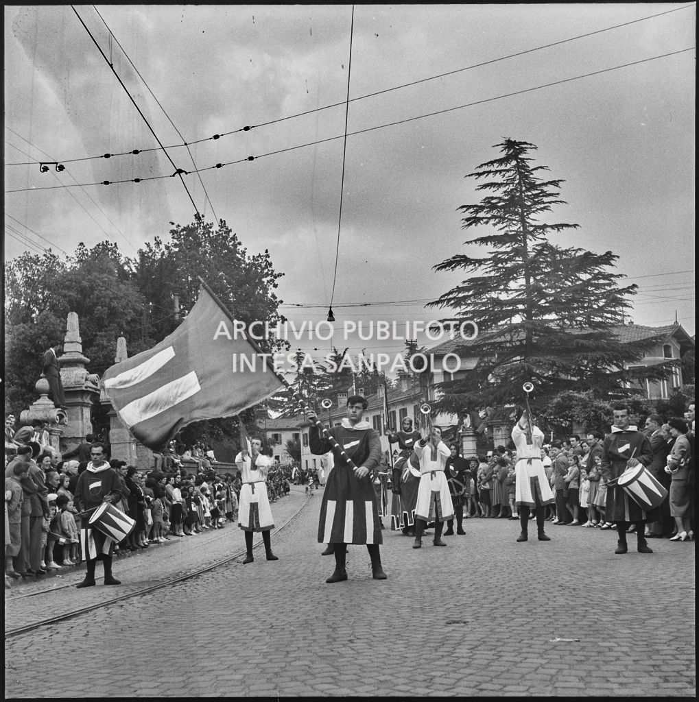Sbandieratore e araldi per la rievocazione storica durante la sagra del Carroccio lungo le strade di Legnano gremite di spettatori<br>215882