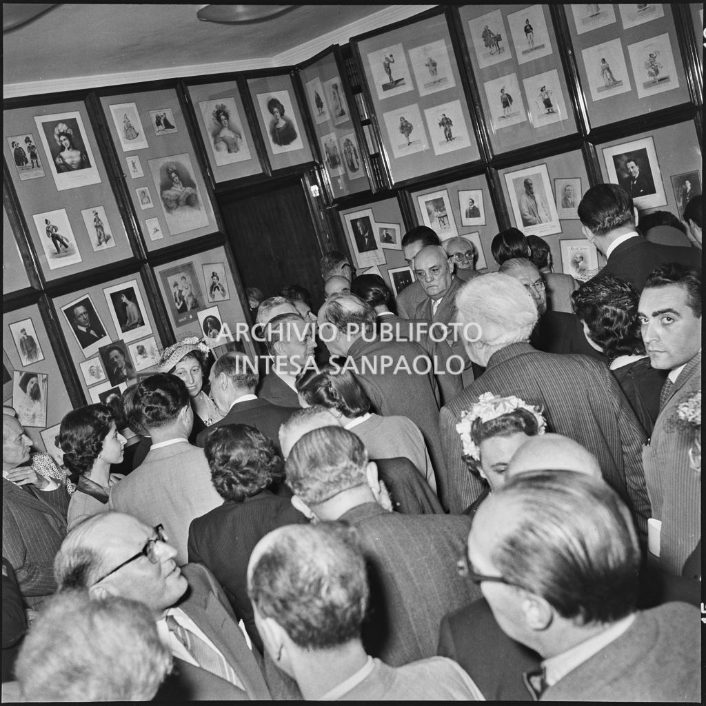 Inaugurazione della Biblioteca Livia Simoni, presso il Museo del Teatro alla Scala di Milano, istituita grazie alla donazione di Renato Simoni. Tra i presenti il prefetto di Milano Giulio Ernesto Cappa, il sindaco di Milano Virgilio Ferrari e il ministro della Pubblica istruzione Gaetano Martino<br>215883