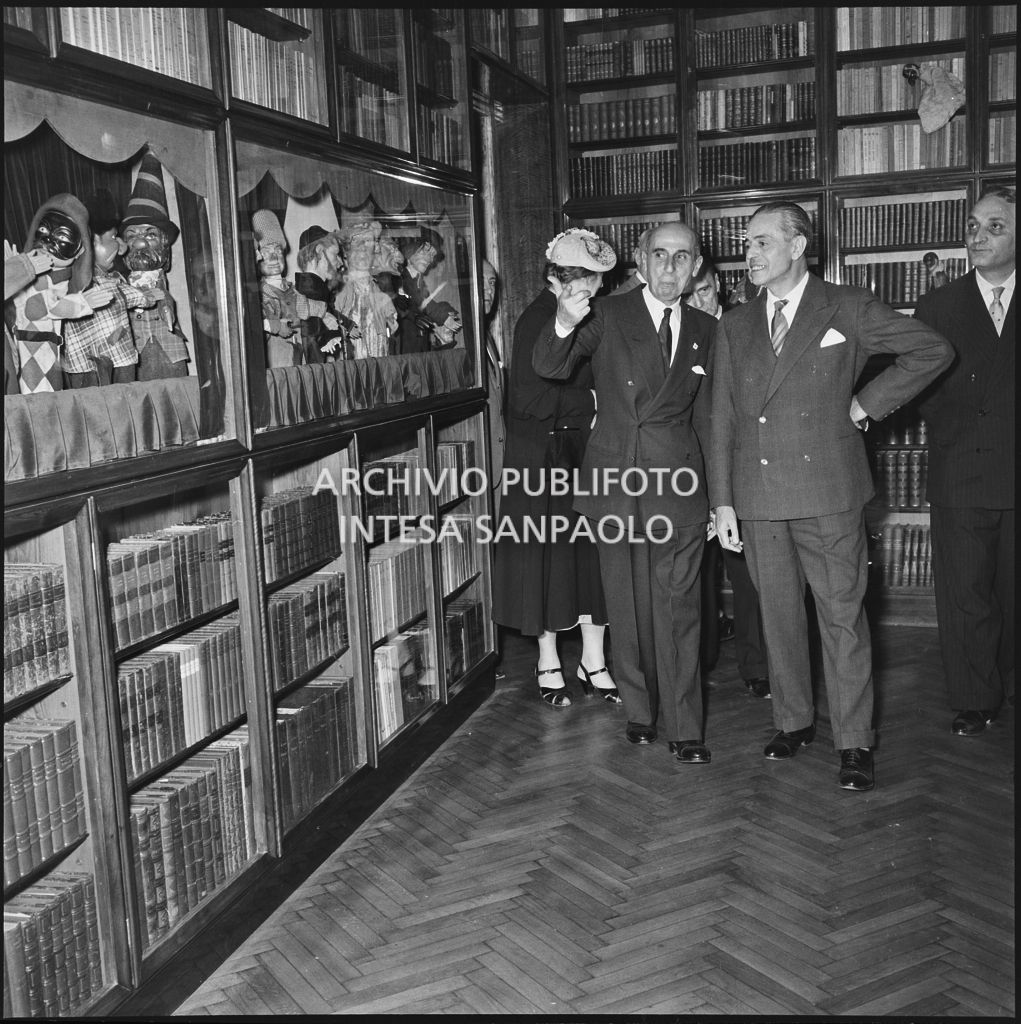 Il ministro della Pubblica istruzione Gaetano Martino (secondo da destra) all'inaugurazione della Biblioteca Livia Simoni, presso il Museo del Teatro alla Scala di Milano, istituita grazie alla donazione di Renato Simoni<br>215885