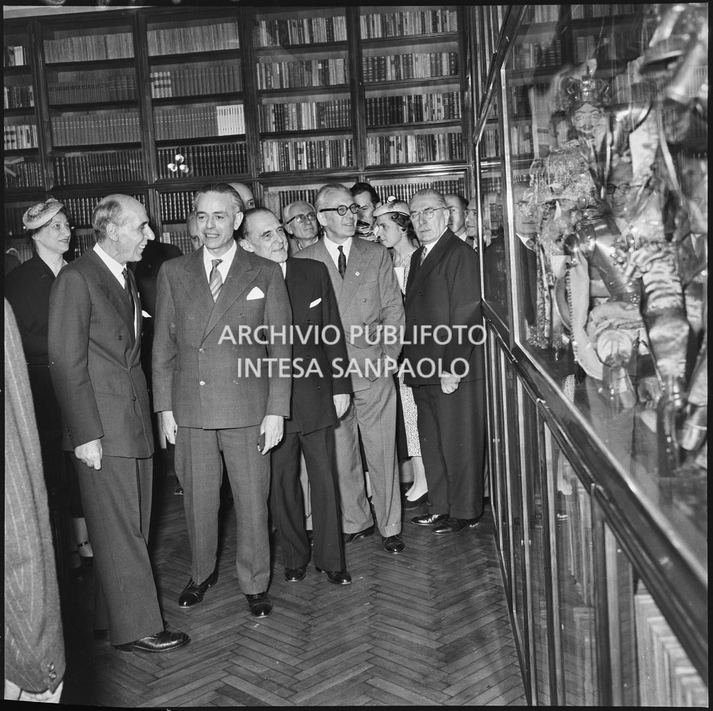 Il ministro della Pubblica istruzione Gaetano Martino (secondo da sinistra) ed il sindaco di Milano Virgilio Ferrari (primo da destra) all'inaugurazione della Biblioteca Livia Simoni, presso il Museo del Teatro alla Scala di Milano, istituita grazie alla donazione di Renato Simoni<br>215886