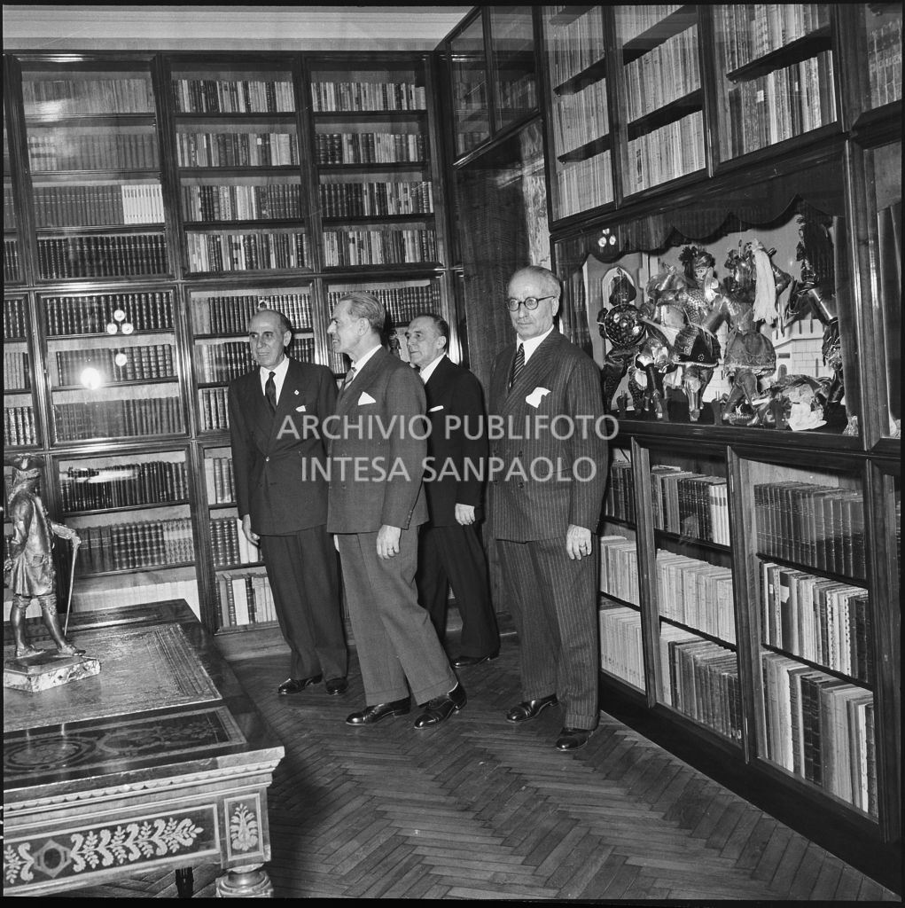 Il ministro della Pubblica istruzione Gaetano Martino (secondo da sinistra) all'inaugurazione della Biblioteca Livia Simoni, presso il Museo del Teatro alla Scala di Milano, istituita grazie alla donazione di Renato Simoni<br>215887
