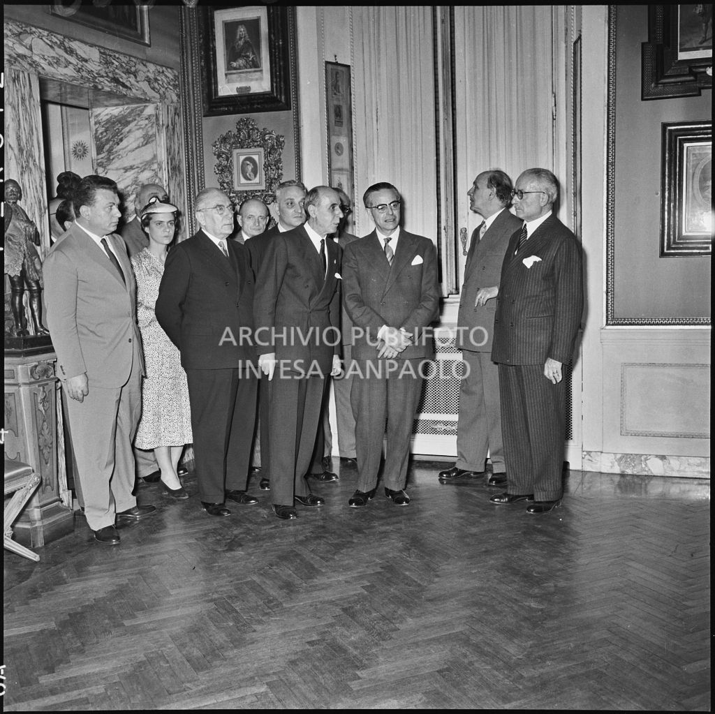 Il ministro della Pubblica istruzione Gaetano Martino (terzo da destra) ed il sindaco di Milano Virgilio Ferrari (secondo da sinistra) all'inaugurazione della Biblioteca Livia Simoni, presso il Museo del Teatro alla Scala di Milano, istituita grazie alla donazione di Renato Simoni<br>215888