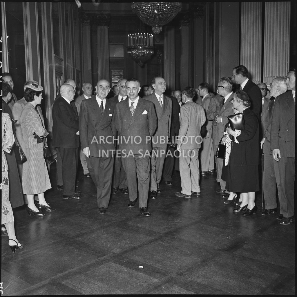 Il ministro della Pubblica istruzione Gaetano Martino (terzo da destra) nel foyer del Teatro alla Scala di Milano in occasione dell'inaugurazione della Biblioteca Livia Simoni, presso il Museo del Teatro alla Scala di Milano, istituita grazie alla donazione di Renato Simoni. Tra i presenti il prefetto di Milano Giulio Ernesto Cappa<br>215890