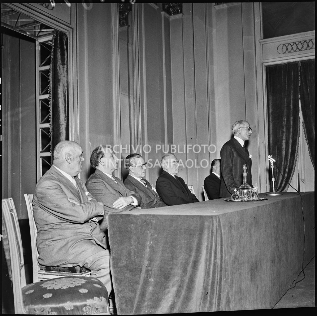 Presentazione nel foyer del Teatro alla Scala di Milano in occasione dell'inaugurazione della Biblioteca Livia Simoni, presso il Museo del Teatro alla Scala di Milano, istituita grazie alla donazione di Renato Simoni. Siedono al tavolo il ministro della Pubblica istruzione Gaetano Martino (terzo da sinistra), il prefetto di Milano Giulio Ernesto Cappa (primo da sinistra) e il sindaco di Milano Virgilio Ferrari (quarto da sinistra)<br>215891
