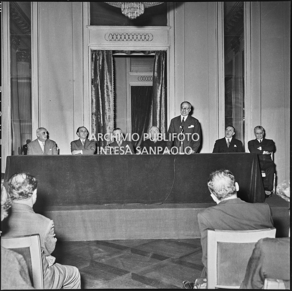 Presentazione nel foyer del Teatro alla Scala di Milano in occasione dell'inaugurazione della Biblioteca Livia Simoni, presso il Museo del Teatro alla Scala di Milano, istituita grazie alla donazione di Renato Simoni. Siedono al tavolo il ministro della Pubblica istruzione Gaetano Martino (terzo da sinistra), il prefetto di Milano Giulio Ernesto Cappa (primo da sinistra), il sindaco di Milano Virgilio Ferrari (quarto da sinistra) e il sovrintendente al Teatro alla Scala Antonio Ghiringhelli (primo da destra)<br>215892