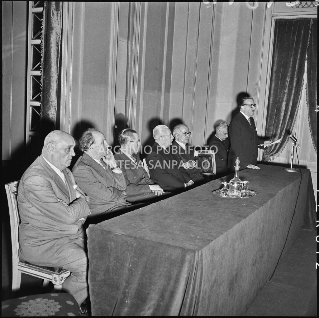 Presentazione nel foyer del Teatro alla Scala di Milano in occasione dell'inaugurazione della Biblioteca Livia Simoni, presso il Museo del Teatro alla Scala di Milano, istituita grazie alla donazione di Renato Simoni. Siedono al tavolo il ministro della Pubblica istruzione Gaetano Martino (terzo da sinistra), il prefetto di Milano Giulio Ernesto Cappa (primo da sinistra), il sindaco di Milano Virgilio Ferrari (quarto da sinistra) e il sovrintendente al Teatro alla Scala Antonio Ghiringhelli (secondo da destra)<br>215893