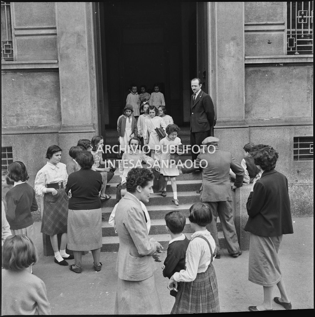 Bambine escono da scuola l'ultimo giorno prima della vacanze estive<br>215895