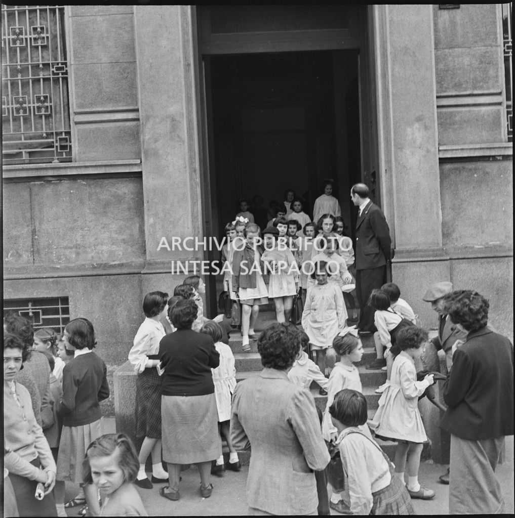 Bambine escono da scuola l'ultimo giorno prima della vacanze estive<br>215896