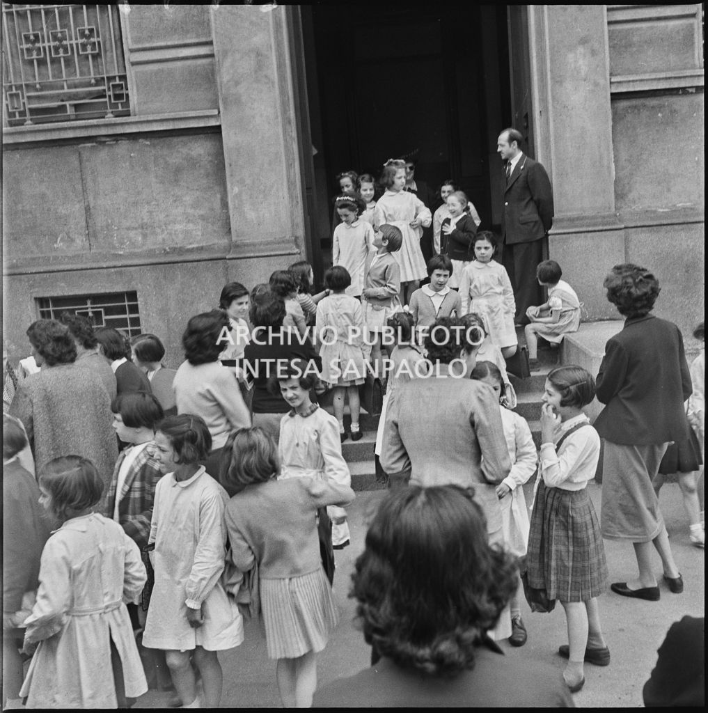 Bambine escono da scuola l'ultimo giorno prima della vacanze estive<br>215897