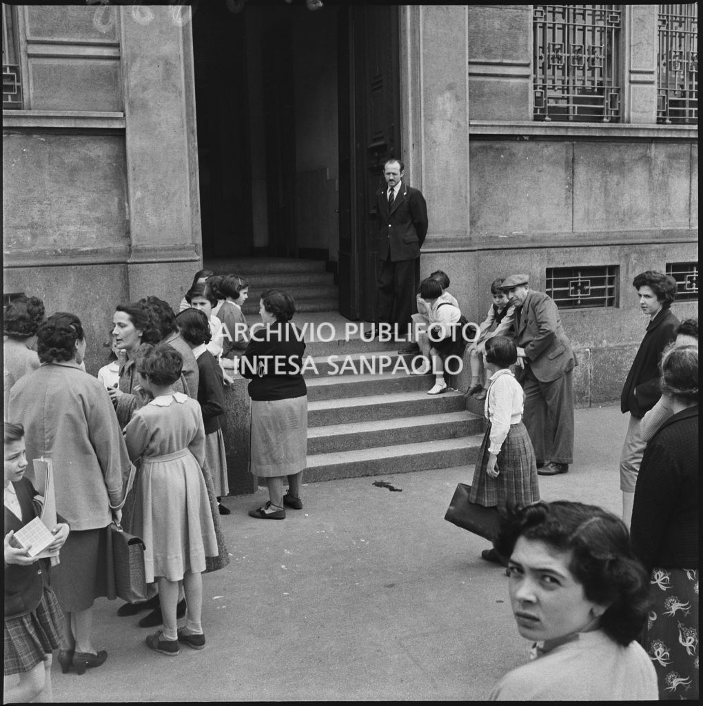 Bambine escono da scuola l'ultimo giorno prima della vacanze estive<br>215898