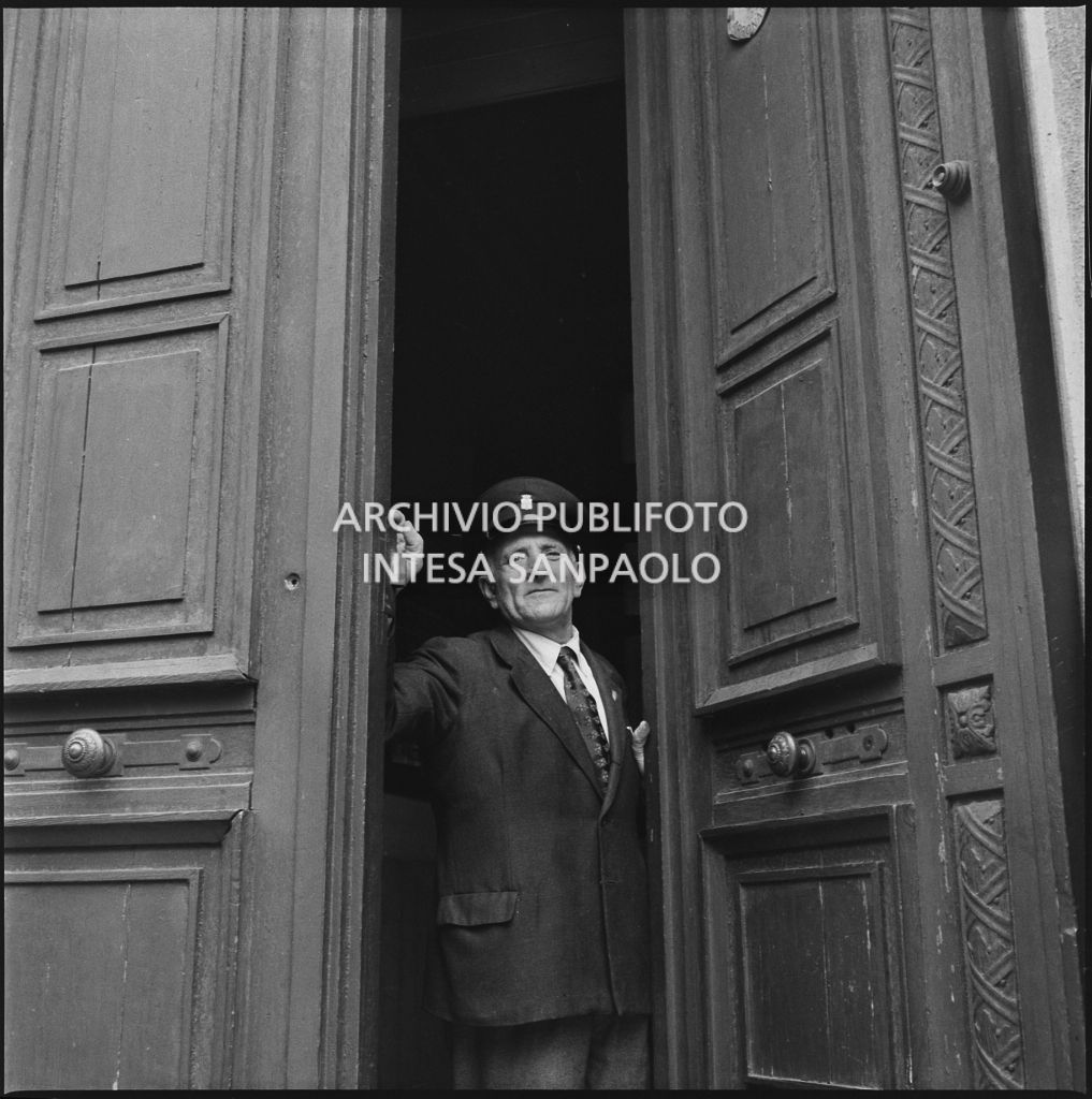 Il portinaio chiude le porte della scuola per le vacanze estive<br>215901