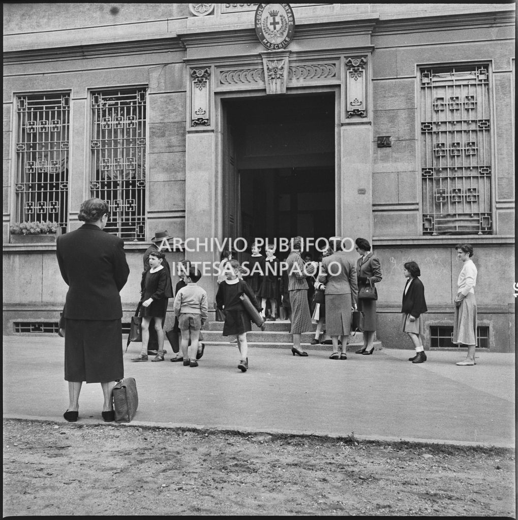 Bambini escono da scuola l'ultimo giorno prima della vacanze estive<br>215902