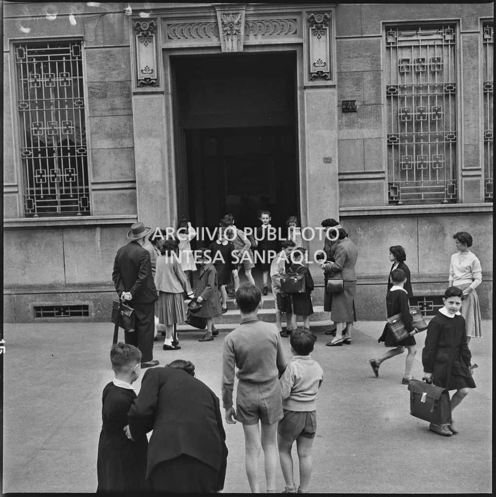 Bambini escono da scuola l'ultimo giorno prima della vacanze estive<br>215903