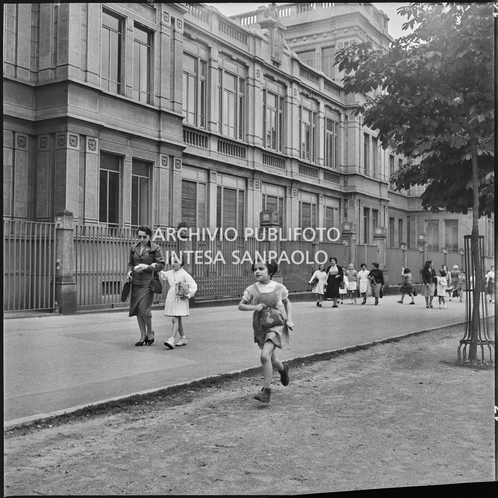 Bambine tornano a casa dopo l'ultimo giorno di scuola prima delle vacanze estive<br>215904