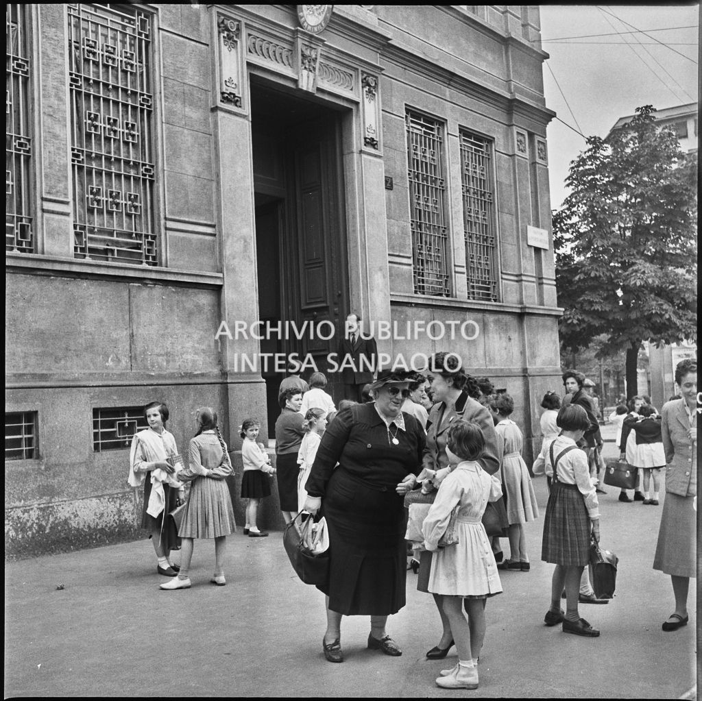 Bambine tornano a casa dopo l'ultimo giorno di scuola prima delle vacanze estive<br>215905