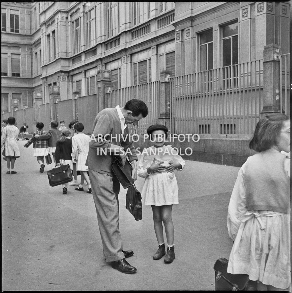 Bambine tornano a casa dopo l'ultimo giorno di scuola prima delle vacanze estive<br>215906