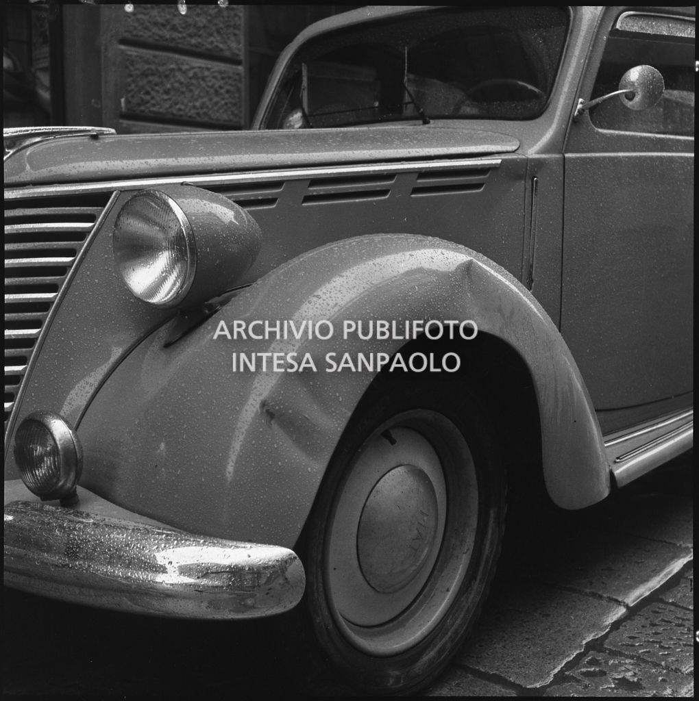 Danno subito al parafango anteriore di una Fiat 1100 Musone a seguito di un incidente automobilistico per le vie di Milano<br>215908