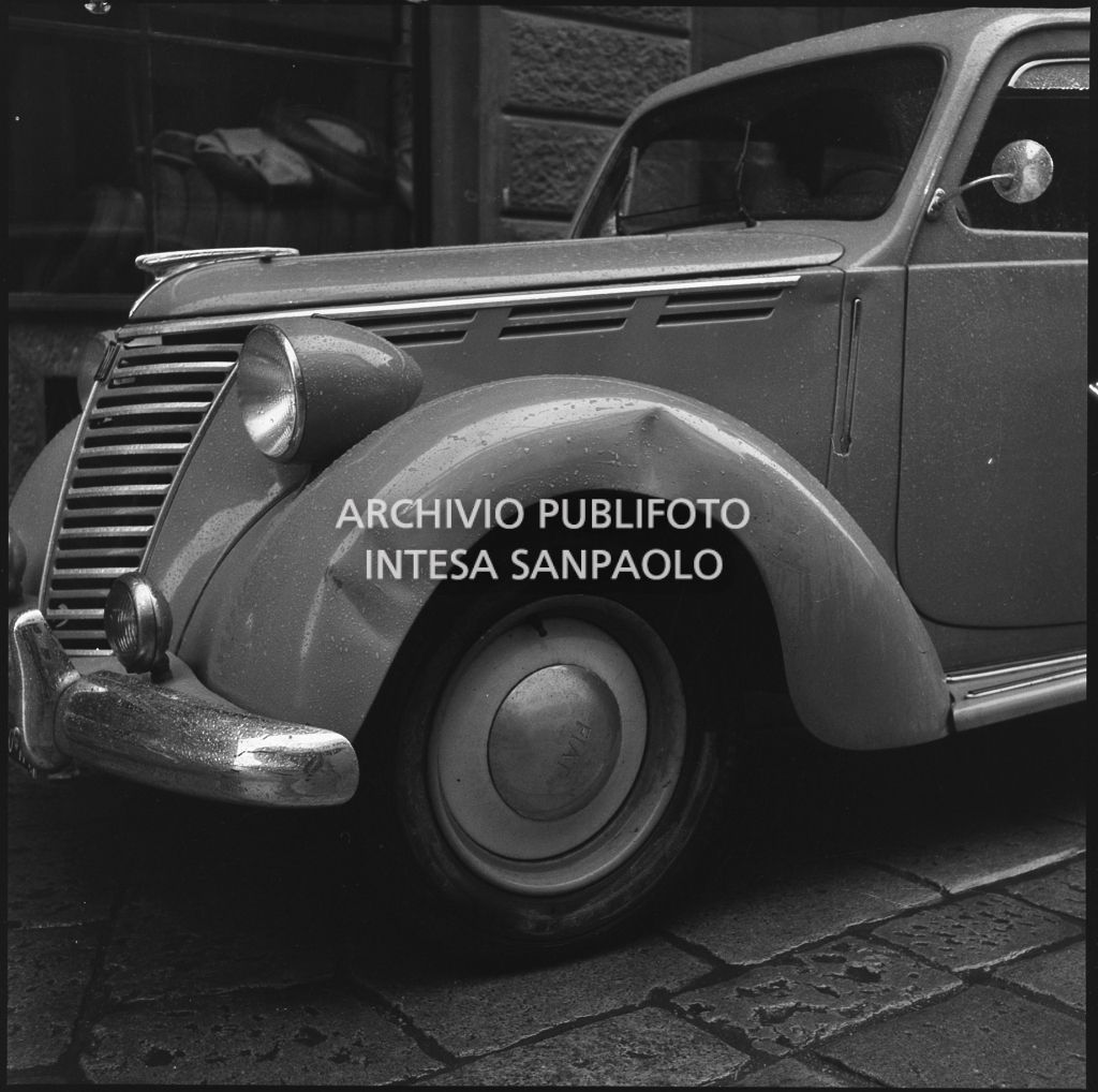 Danno subito al parafango anteriore di una Fiat 1100 Musone a seguito di un incidente automobilistico per le vie di Milano<br>215909