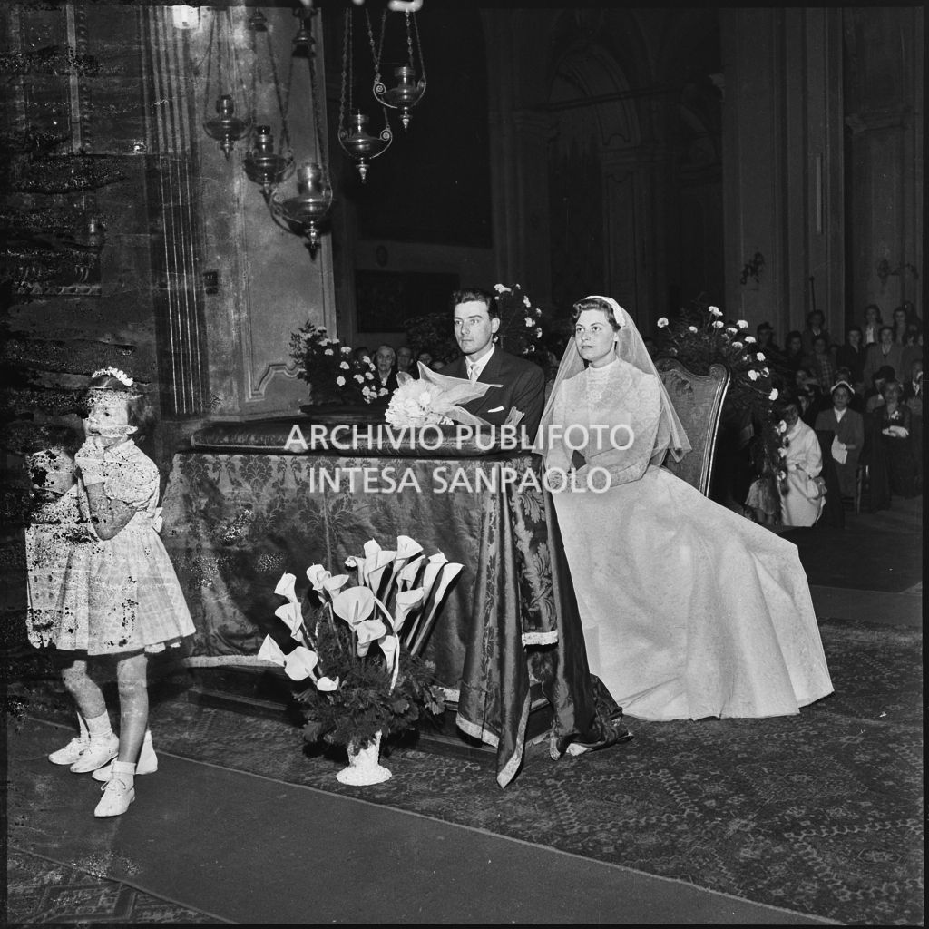 Il dott. Giuseppe Pirovano e la sua sposa sull'altare durante la celebrazione del matrimonio nella chiesa di San Marco a Milano<br>215919