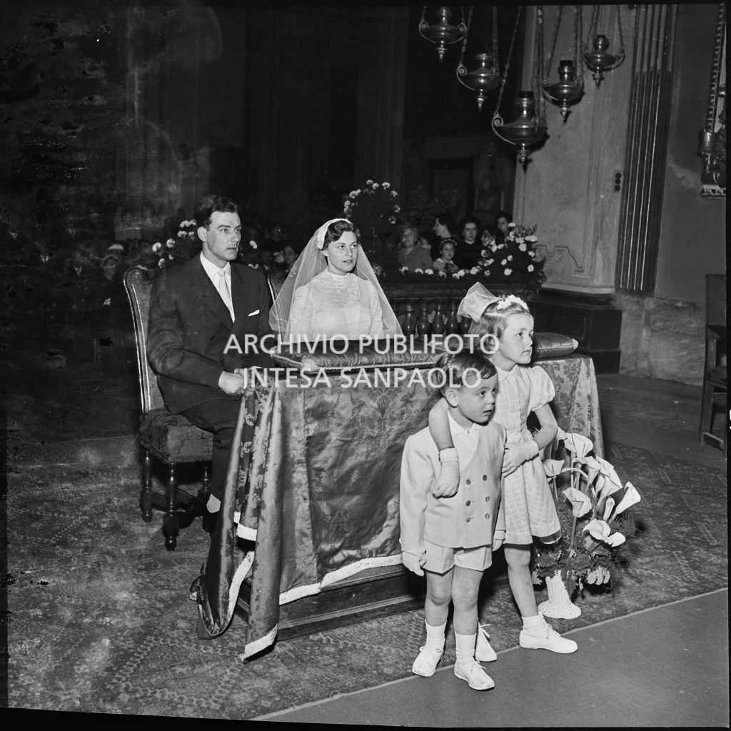 Il dott. Giuseppe Pirovano e la sua sposa sull'altare durante la celebrazione del matrimonio nella chiesa di San Marco a Milano<br>215920