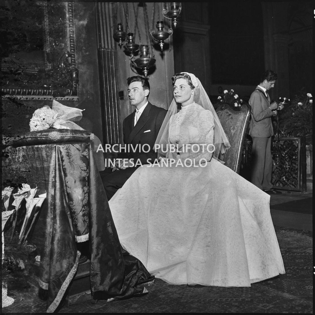 Il dott. Giuseppe Pirovano e la sua sposa sull'altare durante la celebrazione del matrimonio nella chiesa di San Marco a Milano<br>215921