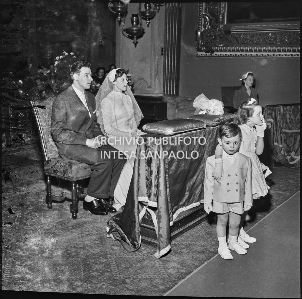 Il dott. Giuseppe Pirovano e la sua sposa sull'altare durante la celebrazione del matrimonio nella chiesa di San Marco a Milano<br>215925