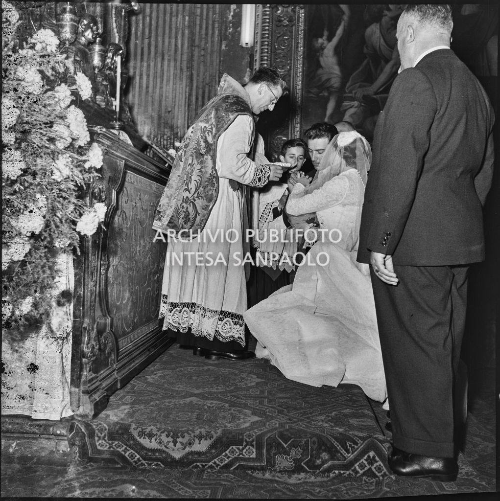 Il dott. Giuseppe Pirovano e la sua sposa si scambiano l'anello nuziale durante la celebrazione del matrimonio nella chiesa di San Marco a Milano<br>215926
