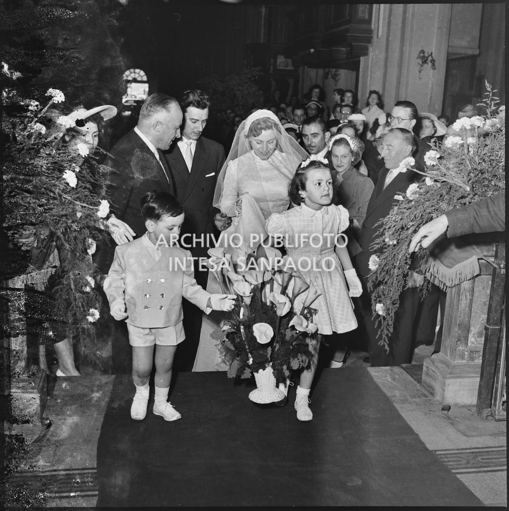 Il dott. Giuseppe Pirovano, la sua sposa e il padre della sposa nella navata centrale della chiesa di San Marco a Milano in occasione della celebrazione della cerimonia nuziale<br>215930