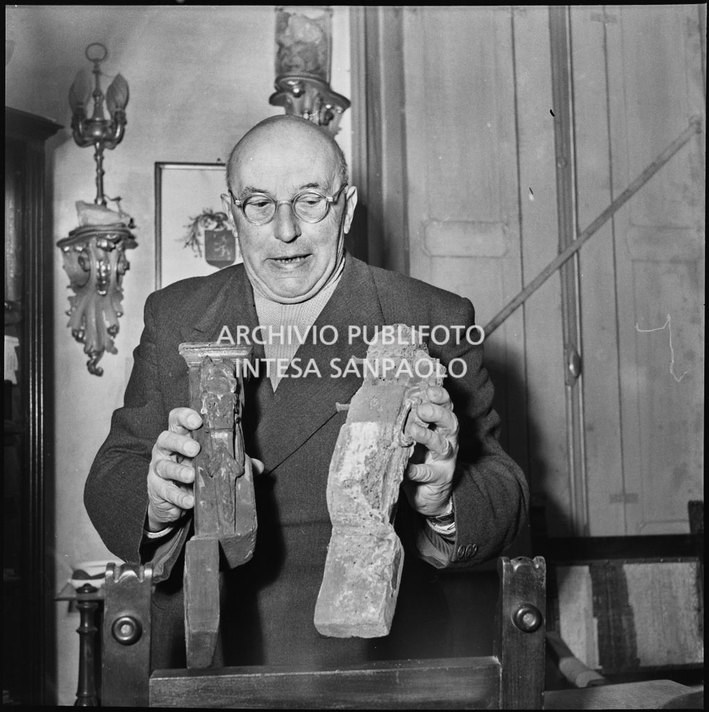 Il professor Volta, esperto di reliquie religiose, fotografato a Bergamo con in mano due oggetti antichi<br>216001