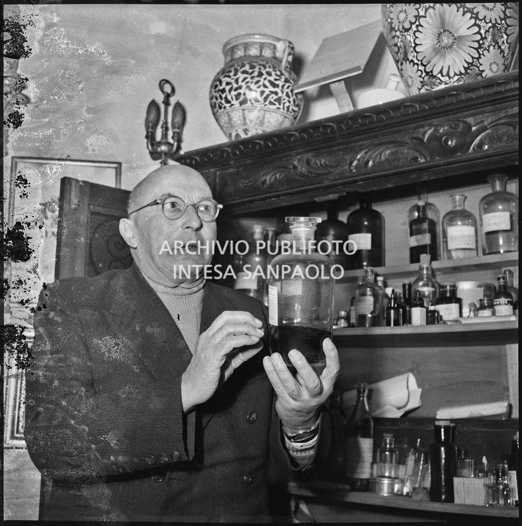 Il professor Volta, esperto di reliquie religiose, fotografato a Bergamo con un ampolla tra le mani<br>216002