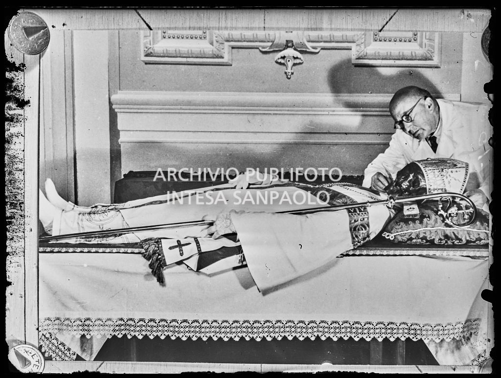 Il professor Volta, esperto di reliquie religiose, al lavoro sulla salma di un papa<br>216003