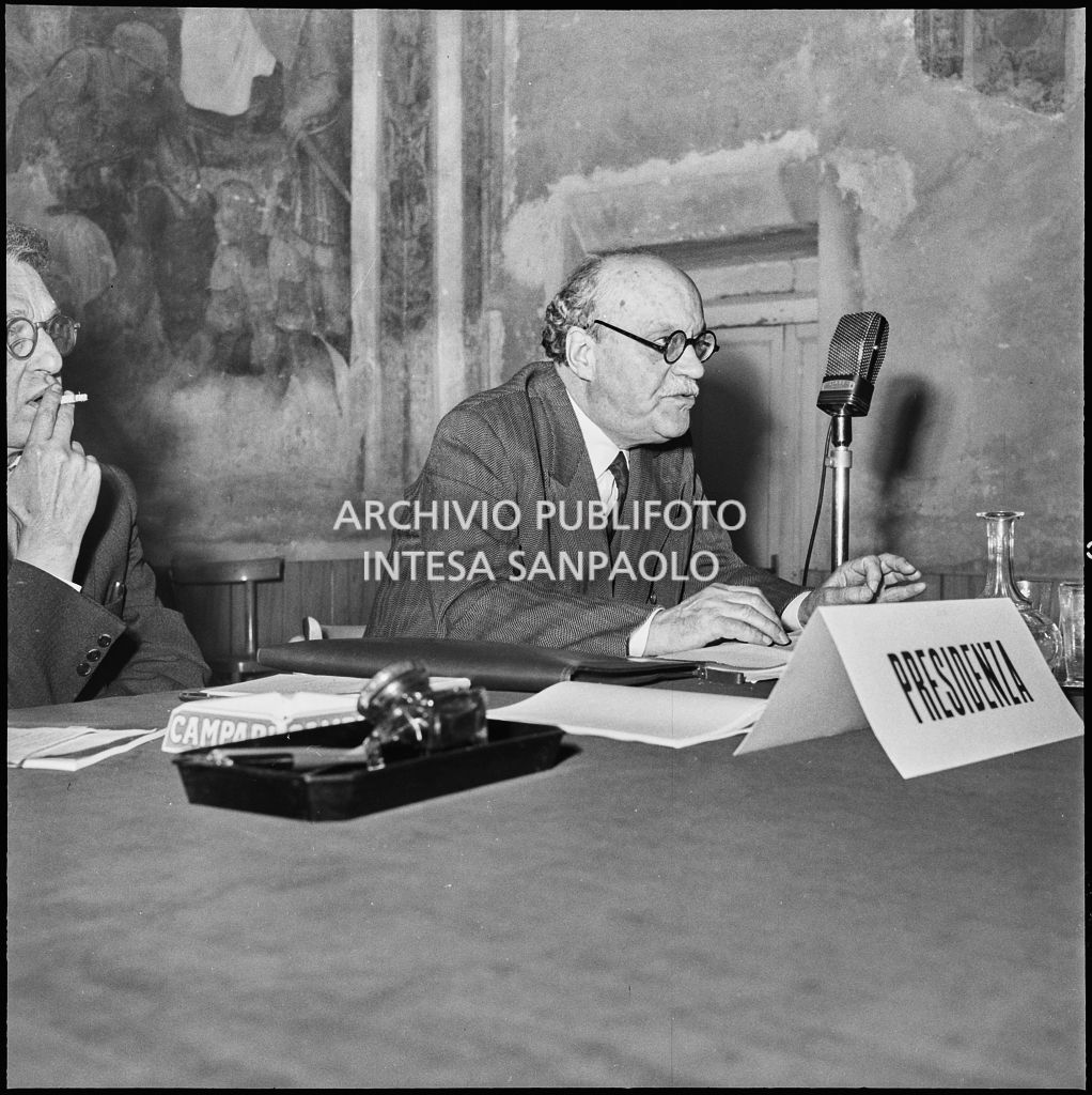 Esposizione di un relatore del convegno di studio sulle condizioni del lavoratore nell'impresa industriale organizzata nei Chiostri di San Barnaba a Milano dalla Società Umanitaria<br>216005