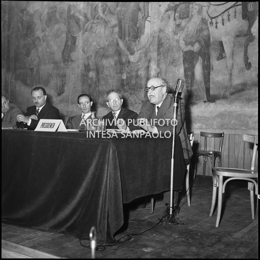 Esposizione di un relatore del convegno di studio sulle condizioni del lavoratore nell'impresa industriale organizzata nei Chiostri di San Barnaba a Milano dalla Società Umanitaria<br>216006