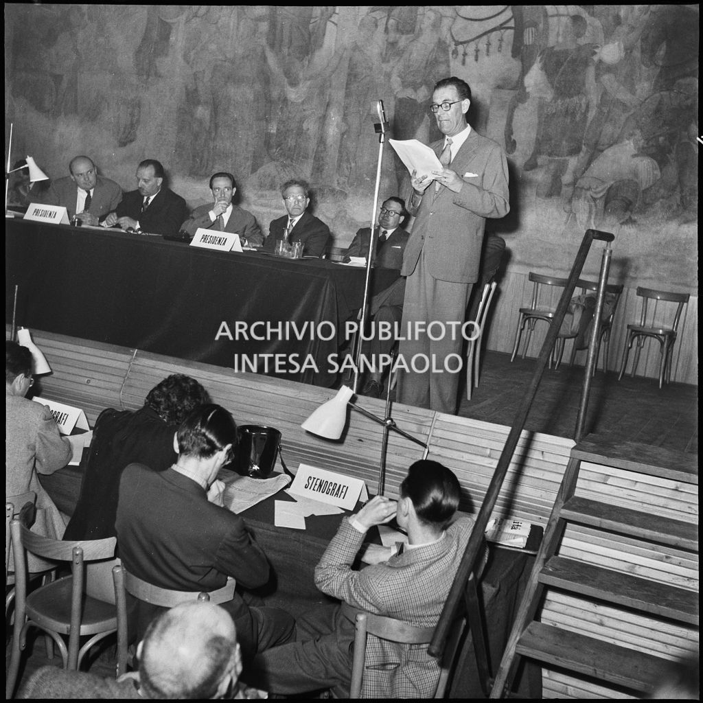 Esposizione di un relatore del convegno di studio sulle condizioni del lavoratore nell'impresa industriale organizzata nei Chiostri di San Barnaba a Milano dalla Società Umanitaria<br>216007