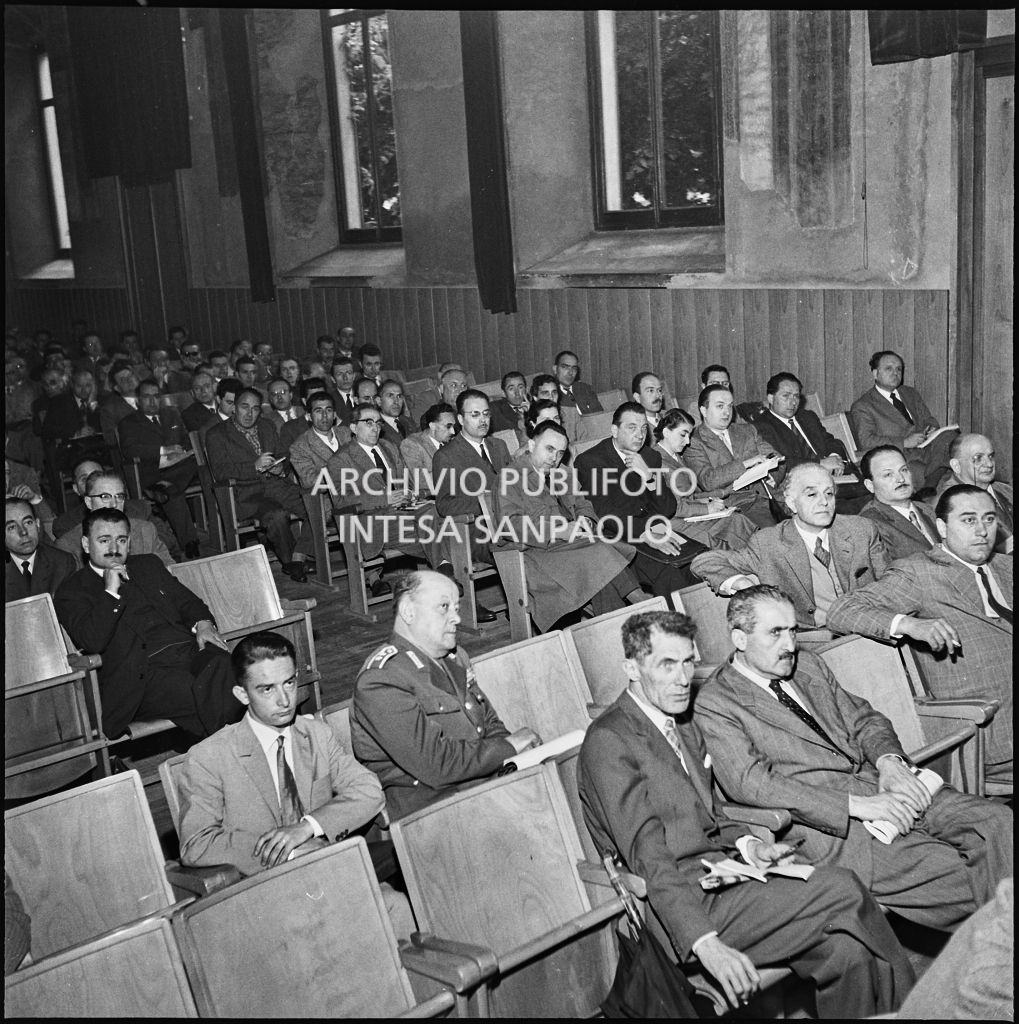 Pubblico al convegno di studio sulle condizioni del lavoratore nell'impresa industriale organizzata nei Chiostri di San Barnaba a Milano dalla Società Umanitaria<br>216009