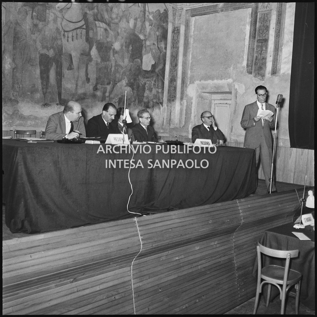 Tavolo dei relatori del convegno di studio sulle condizioni del lavoratore nell'impresa industriale organizzata nei Chiostri di San Barnaba a Milano dalla Società Umanitaria<br>216010