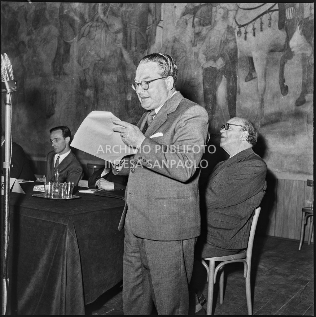 Esposizione di un relatore del convegno di studio sulle condizioni del lavoratore nell'impresa industriale organizzata nei Chiostri di San Barnaba a Milano dalla Società Umanitaria<br>216014