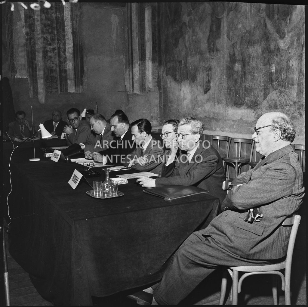 Tavolo dei relatori del convegno di studio sulle condizioni del lavoratore nell'impresa industriale organizzata nei Chiostri di San Barnaba a Milano dalla Società Umanitaria<br>216015