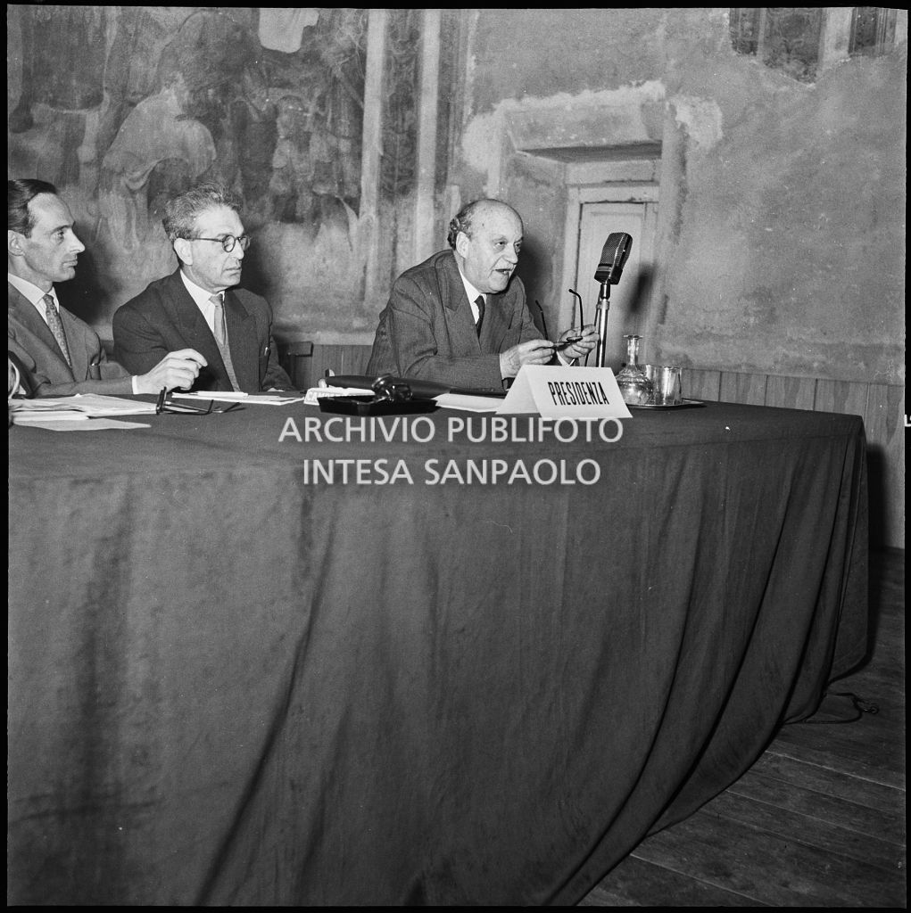 Esposizione di un relatore del convegno di studio sulle condizioni del lavoratore nell'impresa industriale organizzata nei Chiostri di San Barnaba a Milano dalla Società Umanitaria<br>216016