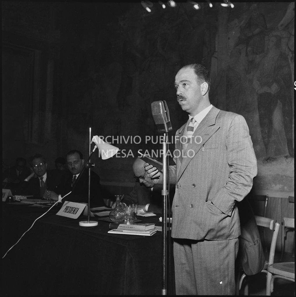 Esposizione di un relatore del convegno di studio sulle condizioni del lavoratore nell'impresa industriale organizzata nei Chiostri di San Barnaba a Milano dalla Società Umanitaria<br>216019