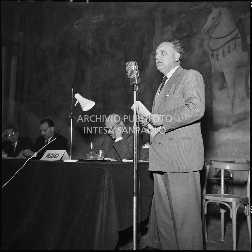 Esposizione di un relatore del convegno di studio sulle condizioni del lavoratore nell'impresa industriale organizzata nei Chiostri di San Barnaba a Milano dalla Società Umanitaria<br>216020