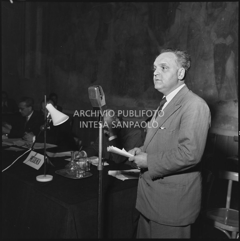 Esposizione di un relatore del convegno di studio sulle condizioni del lavoratore nell'impresa industriale organizzata nei Chiostri di San Barnaba a Milano dalla Società Umanitaria<br>216021