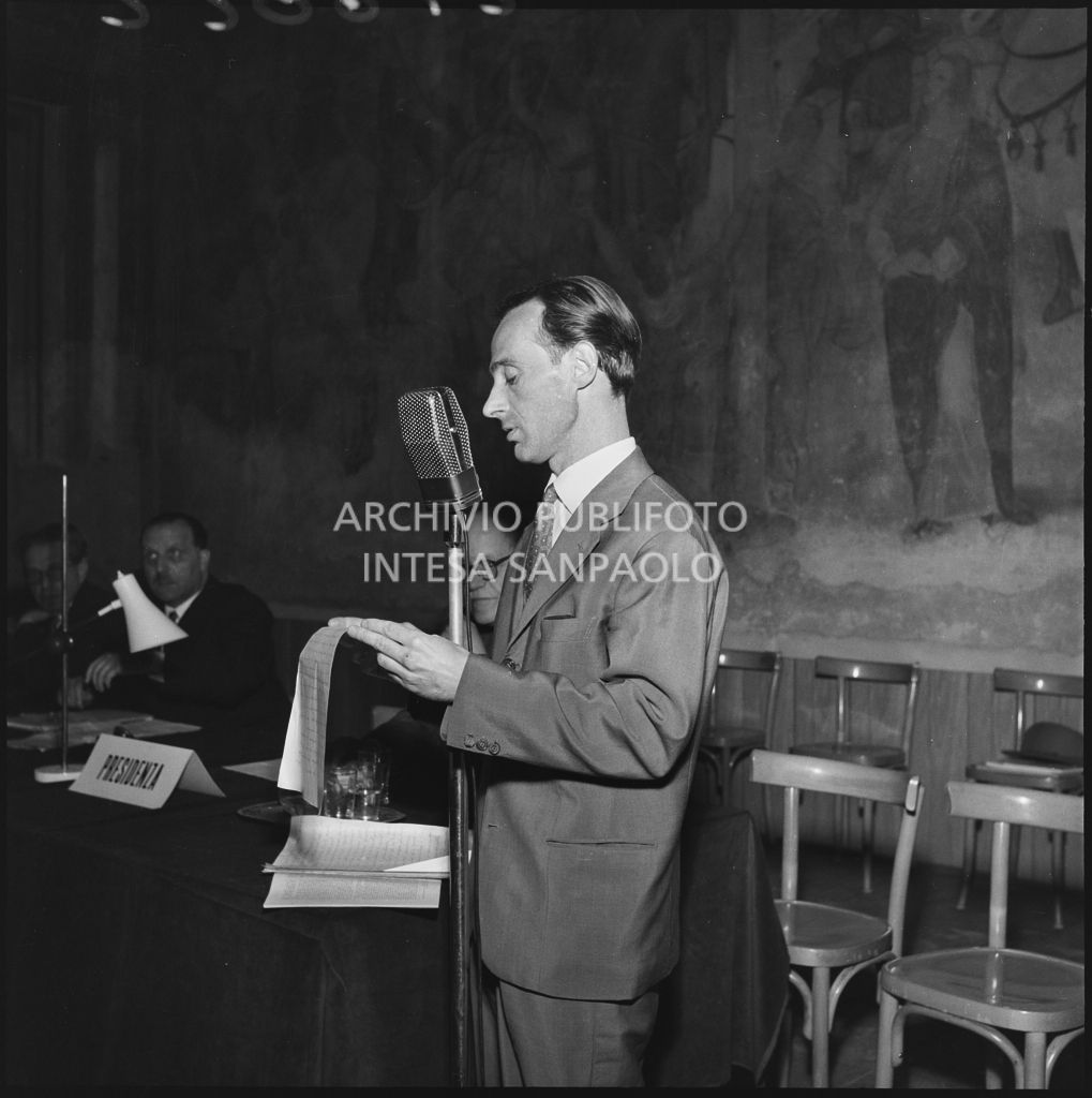 Esposizione di un relatore del convegno di studio sulle condizioni del lavoratore nell'impresa industriale organizzata nei Chiostri di San Barnaba a Milano dalla Società Umanitaria<br>216022